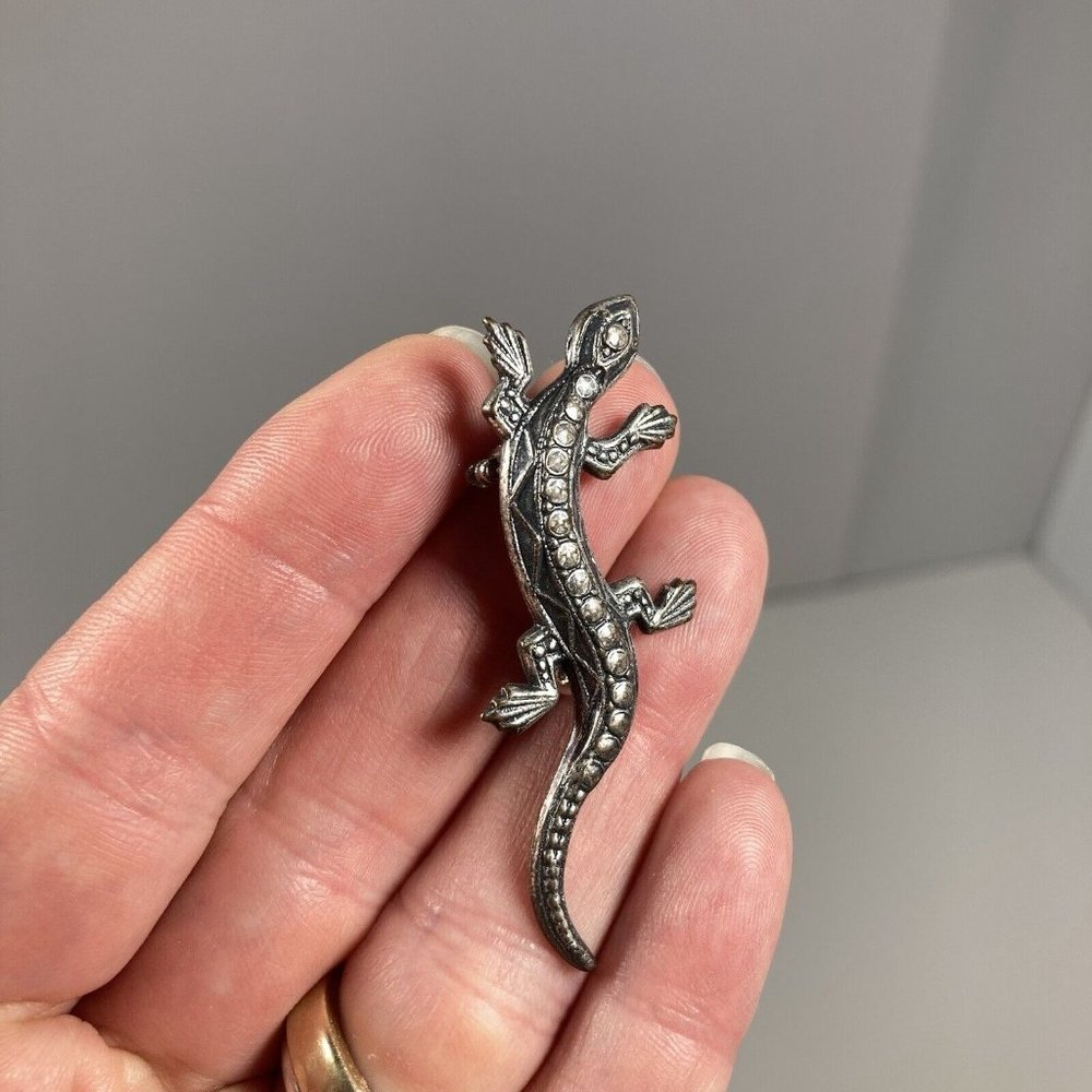 Vintage Women’s Silver Tone 2 Inch Lizard Brooch Etching Southwest Design - Picture 3 of 6